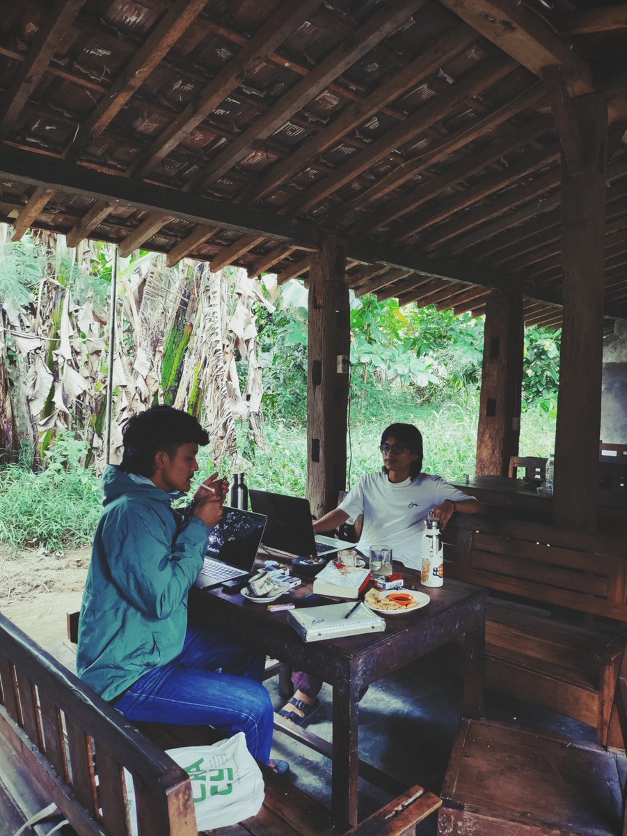 zmsyafiq's tweet photo. Diskusi bersama sahabat Izzan; manusia lombok, kader HMI pasif, dan mahasiswa Filsafat aktif (saat ini sedang menggarap skripsi lamanya-berbau Lacanian) diskursus ini dipantik melalui-dari Lacan hingga-menjadi "la-can" dalam artian "la-tidak" - "can-bisa": tidak bisa. heuheu~ https://t.co/cobd38Yiz0