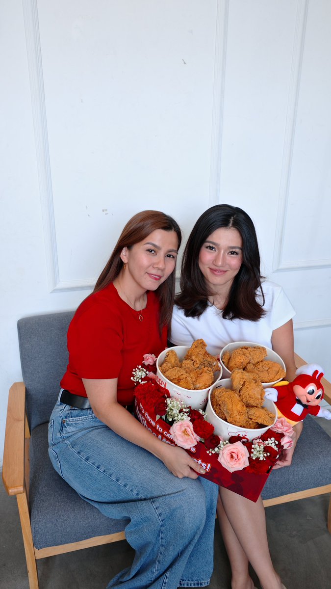 Kaya this Mother's Day, it's our turn to give back and make them feel extra special. Just like this gift box packed with Chickenjoy buckets, generous and made for sharing, just like our mothers' love.
Kayo, ano ang pinaka-special n'yong #JollibeeMOMents with your moms?❤️
