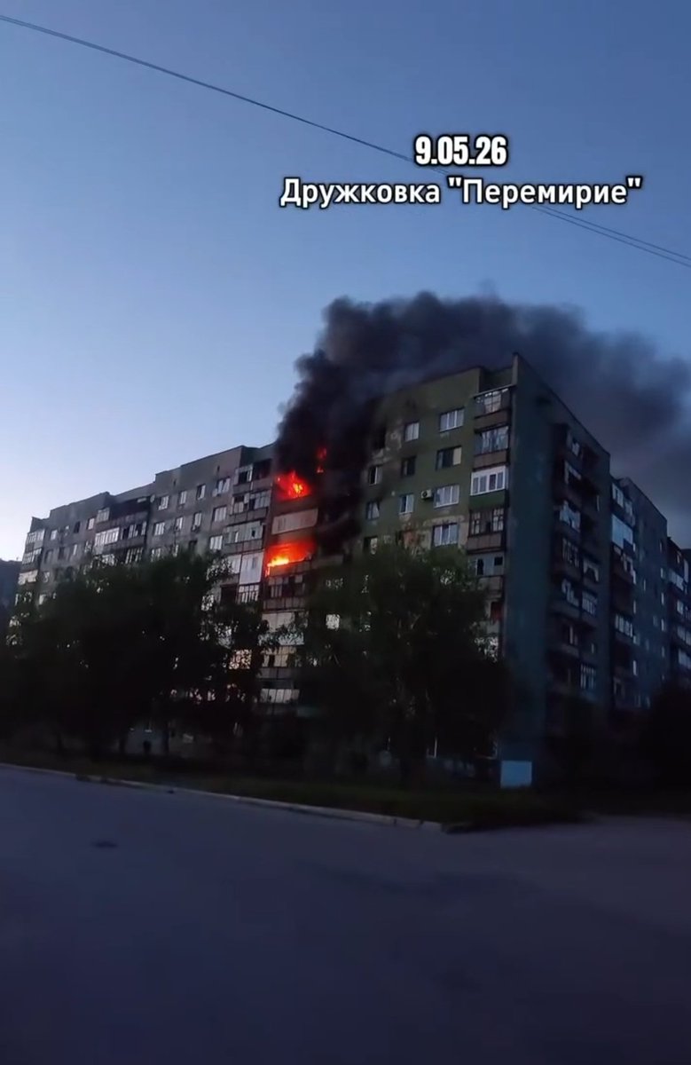Так званий "зелений будинок" в Дружківці знають всі. Це недалеко від моєї школи та від дому.
В цей будинок теж вчора прилетіло "перемир'я".