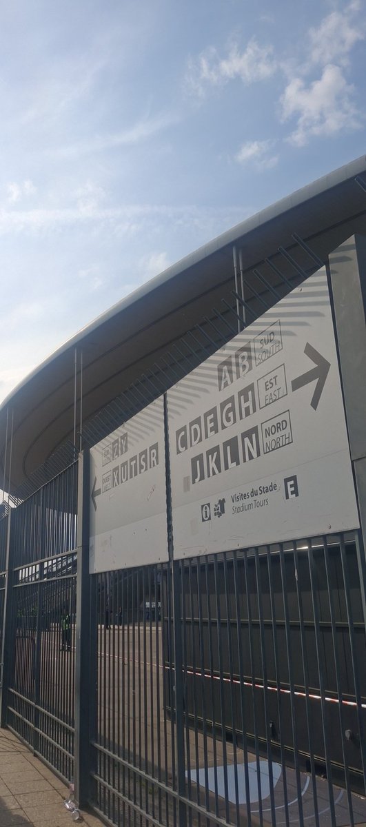 Fami je suis devant les portes du Stade de France c'est pas aujourd'hui le concert de Fally ???