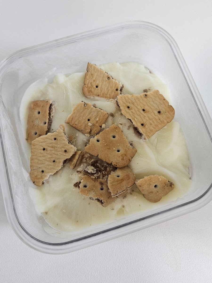 치즈케이크 따라쟁이 유행 뒷북 소소하게 올려봅니다🧀🧀 저는 진짜 치즈케이크보다 더 맛있었어요... 티라미수처럼 과자 커피에 적셔넣으면 더 맛있을 것 같아요

재료: 무가당 그릭요거트 + 에이스 에스프레소 씬