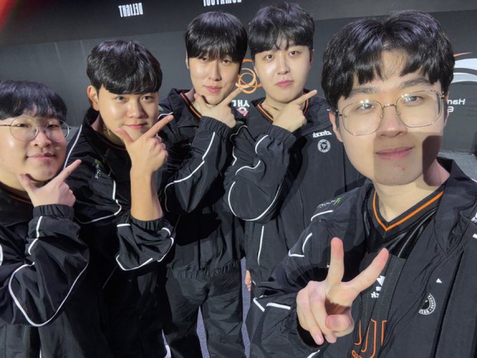 쿠 tweet media