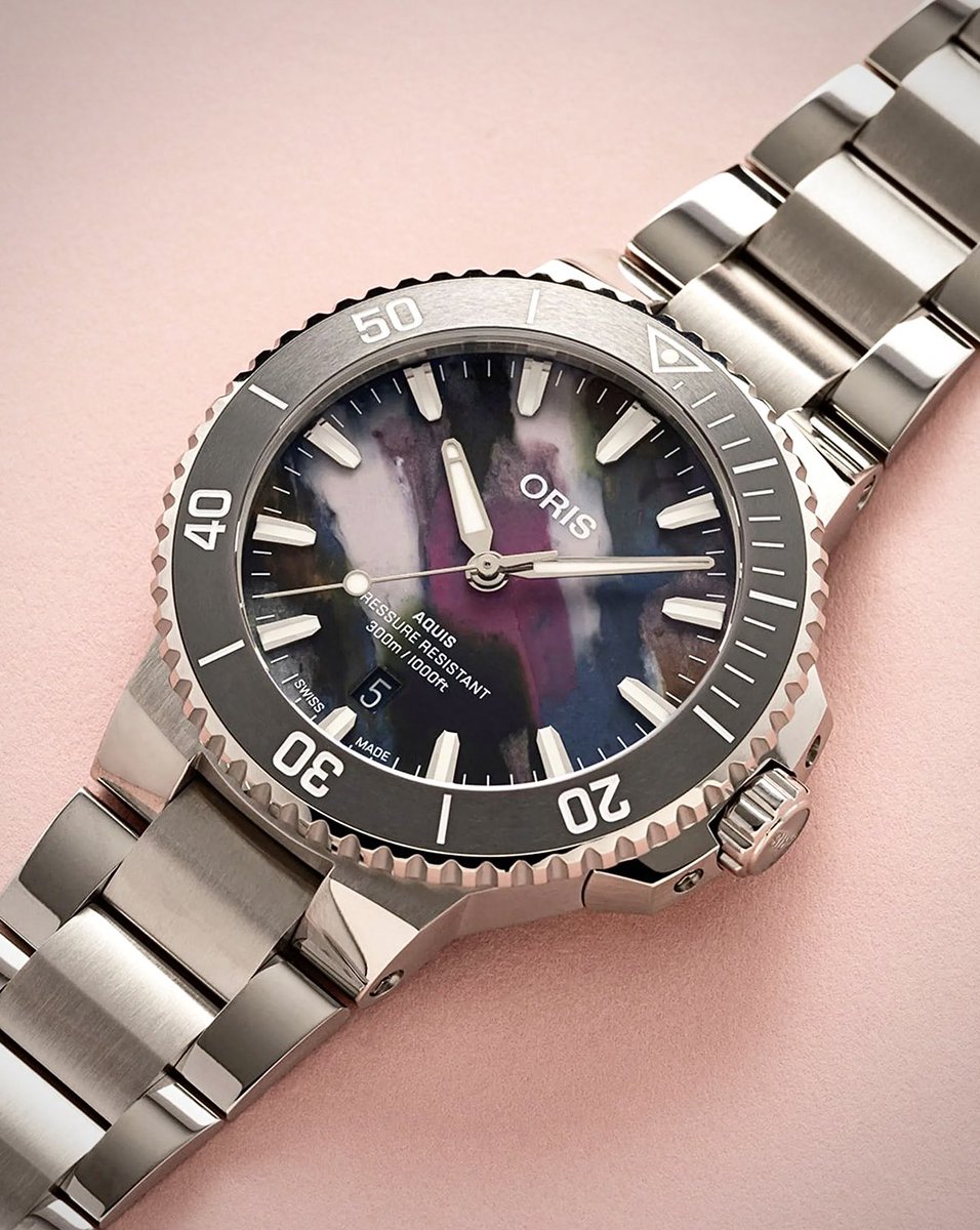 woachtung's tweet photo. Farklılık arayanlar için saat önerisi;
Oris ~ Aquis Date 'Upcycle'

36.5mm ve 41.5mm olmak üzere iki farklı çap seçeneği, safir cam, 300mt su geçirmezlik ve Sellita tabanlı Oris 733 kalibre. Oris'in kadranlarını okyanuslardan toplanan geri dönüştürülmüş plastik atıklardan ürettiği Upcycle, içinde anlamlı bir hikaye ve ruh barındıran güzel bir diver ♻️
#oris