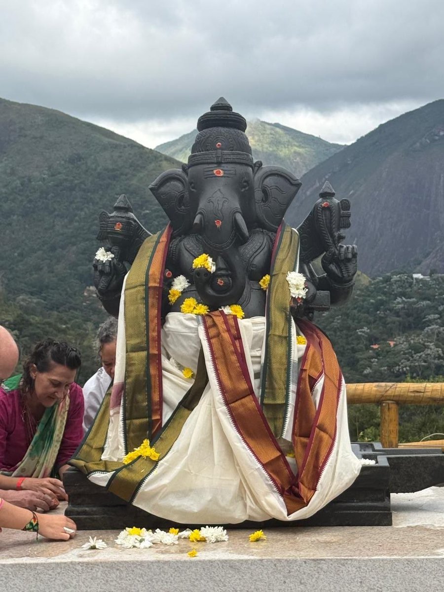 TheChronology__'s tweet photo. First ever Pran Pratishtha of Bhagwan Ganesha happened yesterday at Petropolis (Brazil) with full vedic rituals 

Indian Ambassador Dinesh Bhatia joined them in the program. https://t.co/J6Yz8UMxFA