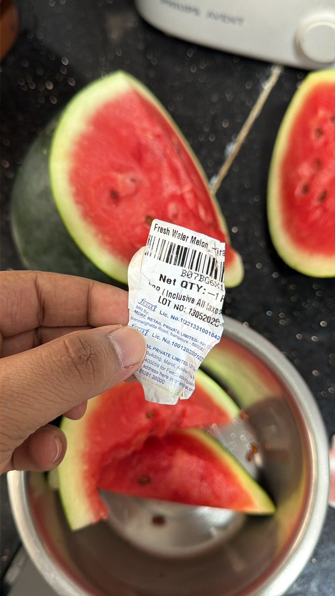 KingWin03's tweet photo. @amazonnow @amazonIN  You guys are selling watermelon with injected colour and sweetness.

Your Amazon Now *order: 171-6825720-5833925*

Seriously such a crime you are committing 

@fssaiindia https://t.co/5KzLxi9P5B