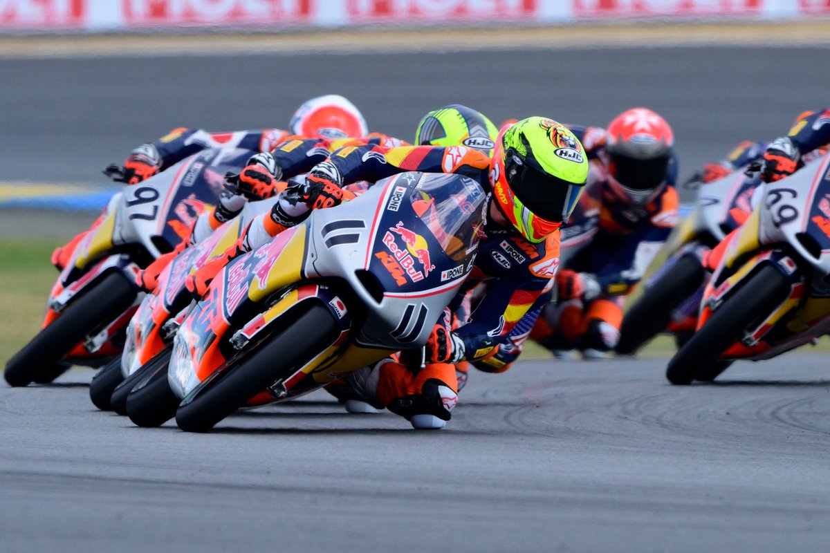 AlessioPiana130's tweet photo. #RookiesCup #FrenchGP
Succede di tutto in una Gara 2 della Red Bull MotoGP Rookies Cup a Le Mans risparmiata dalla pioggia. David Gonzalez riscatta l'errore all'ultimo giro della gara di ieri e si assicura la vittoria in volata a scapito di Fernando Bujosa (2°) e Sullivan Mounsey (3°, primo podio in carriera), con quest'ordine sul podio e parte integrante di un plotone di testa comprensivo di una dozzina di piloti.
Benat Fernandez, dopo un errore ed un Long Lap Penalty, chiude 8°, conservando tuttavia la leadership di campionato. Giulio Pugliese, in lizza per il podio, conclude 7° preceduto da Travis Borg (4°), Ryota Ogiwara (5°) e Kiandra Ramadhipa (6°) in rimonta.
Fuori dalla zona punti altresì Cristian Borrelli (16°) con Luca Agostinelli caduto al penultimo giro di gara, chiamati al riscatto al Mugello, prossimo round in programma a fine mese.