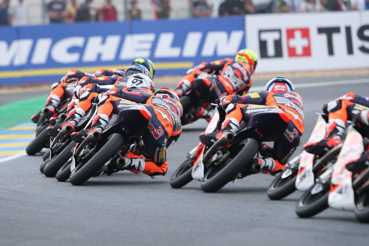 AlessioPiana130's tweet photo. #RookiesCup #FrenchGP
Succede di tutto in una Gara 2 della Red Bull MotoGP Rookies Cup a Le Mans risparmiata dalla pioggia. David Gonzalez riscatta l'errore all'ultimo giro della gara di ieri e si assicura la vittoria in volata a scapito di Fernando Bujosa (2°) e Sullivan Mounsey (3°, primo podio in carriera), con quest'ordine sul podio e parte integrante di un plotone di testa comprensivo di una dozzina di piloti.
Benat Fernandez, dopo un errore ed un Long Lap Penalty, chiude 8°, conservando tuttavia la leadership di campionato. Giulio Pugliese, in lizza per il podio, conclude 7° preceduto da Travis Borg (4°), Ryota Ogiwara (5°) e Kiandra Ramadhipa (6°) in rimonta.
Fuori dalla zona punti altresì Cristian Borrelli (16°) con Luca Agostinelli caduto al penultimo giro di gara, chiamati al riscatto al Mugello, prossimo round in programma a fine mese.
