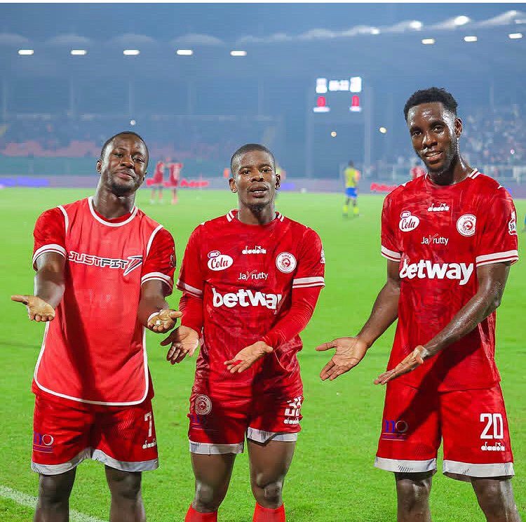 mchizidamas's tweet photo. Klabu bora ya mwaka haina kombe hata moja hii imekaaje wakuu au kigezo ni kufika fainali ya CCC?😀😀 https://t.co/UdpSL15S6V