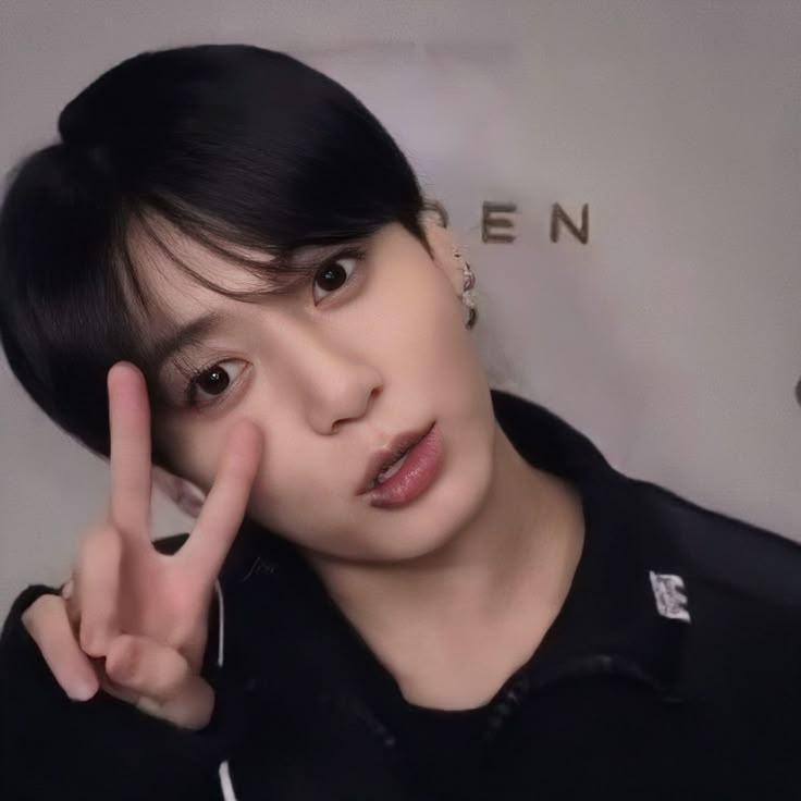 ★  “   Entre    él   y    yo...   ”   O.o"

— La ia está fuerte últimamente...

Au donde jk tiene una relación por presión social con mgy, pero jk tiene a su "mejor amigo" th pero su relación va más allá de ser solo amigos.

#autaekook #taekook #vkook