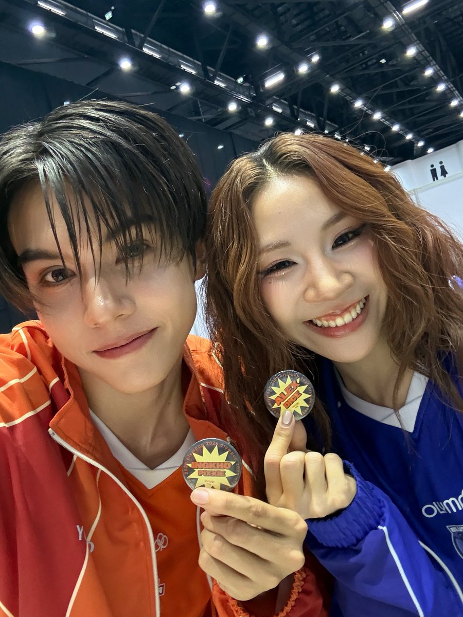 อะอีก1กิมมิคปีนี้คือเข็มกลัดที่เอาไปแลกกับเพื่อนๆพี่น้องTpopได้ และทุกคนเชื่อมั้ยยว่าเกือบทุกอันที่อเล็กซ์แลก เกิดขี้นที่CANTEENทั้งหมด ยกเว้นมายที่เจอกันก่อนจะเปลี่ยนชุดโชว์ก็เลยรีบแลกกัน
#ALEXbuckland
#OLYMPOP2026DAY