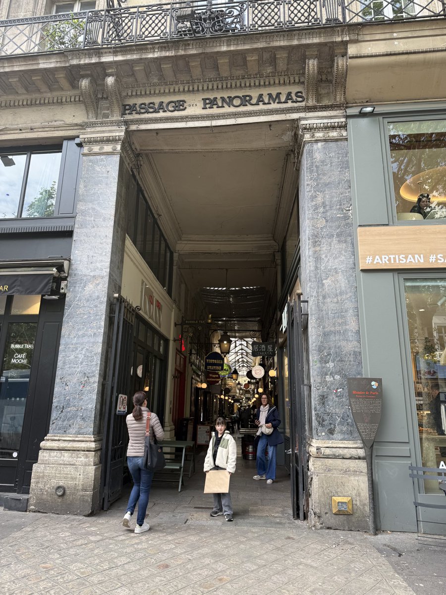 『パリに咲くエトワール』の聖地巡礼ってことで
パッサージュ デ パノラマ行ってみたら、店内までそっくりなお店あった！