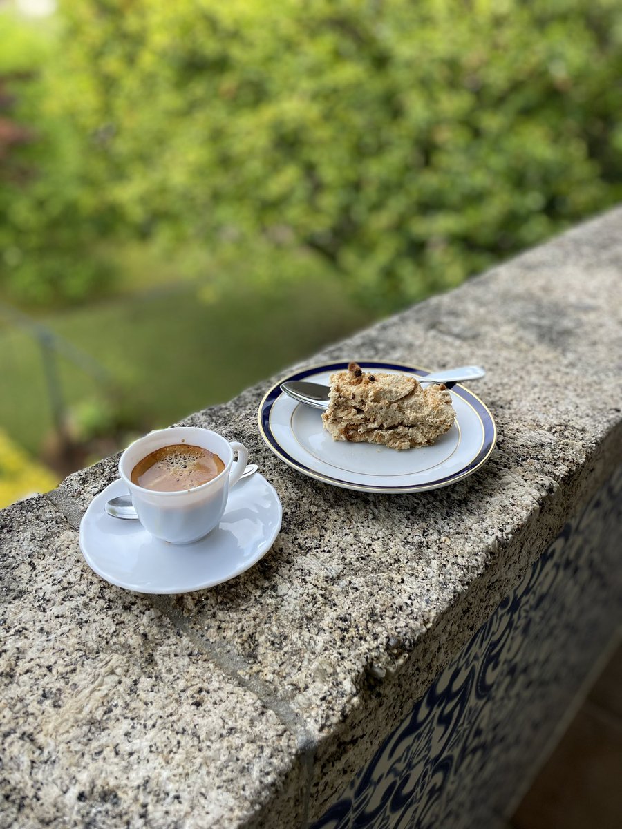MiguelC40130919's tweet photo. ⭕️
🎶 Por lá mañana café y semifrio de Ron 🎶
Bom DOMINGO a todos ☕️🐶🐕
#sundaycake https://t.co/2BKb7DIVze