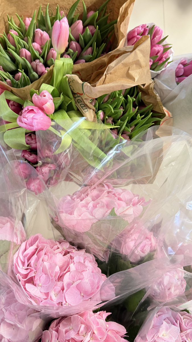 __NoufAs's tweet photo. Still obsessed with my engagement flowers💖🌸 https://t.co/Akh3DsRpEI