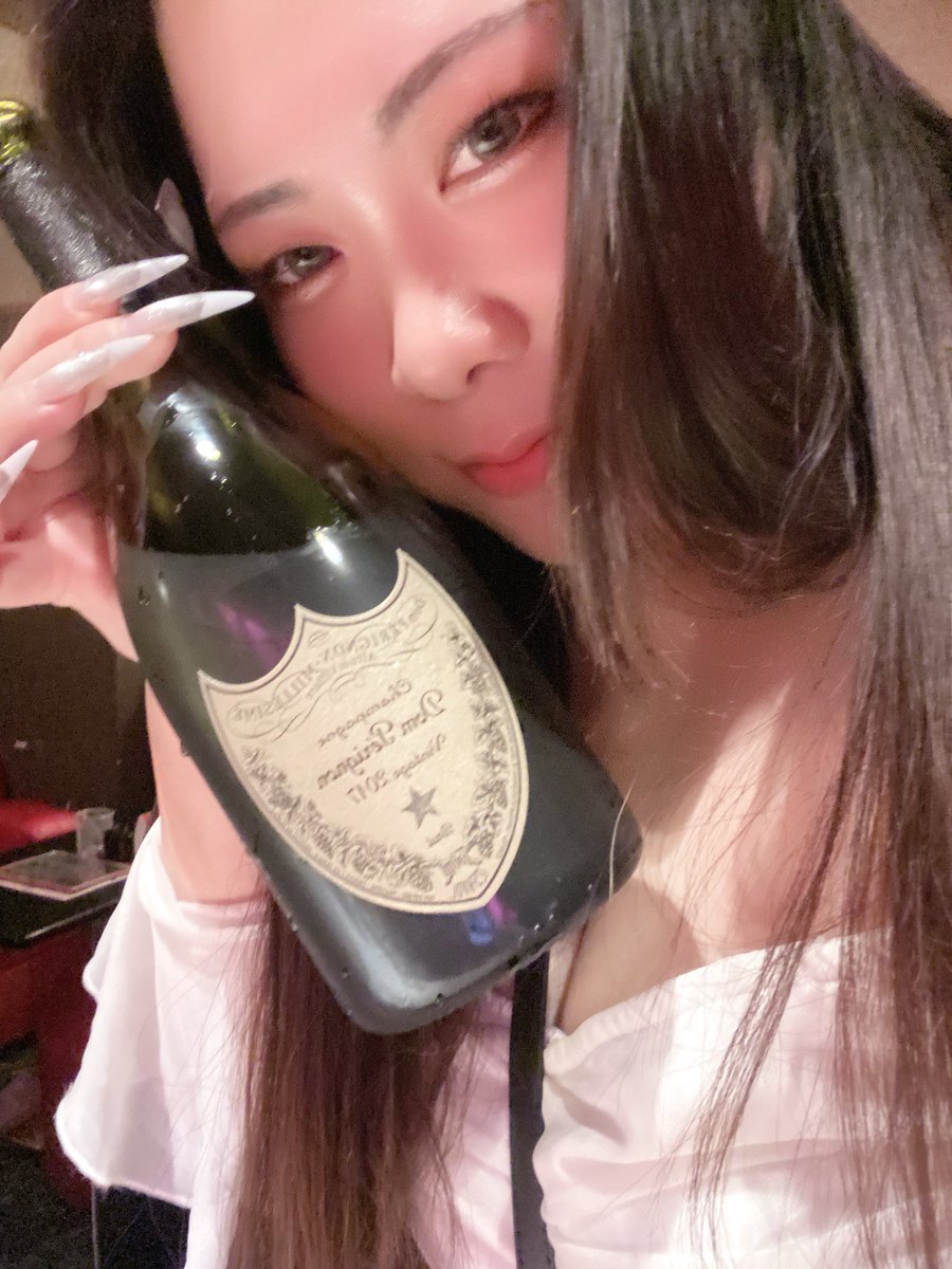 ask_eaea's tweet photo. 感謝すぎてるドンペリ😭💙💙💙💙

うちゅくしい🥹✨ https://t.co/MG6rOUvoMo