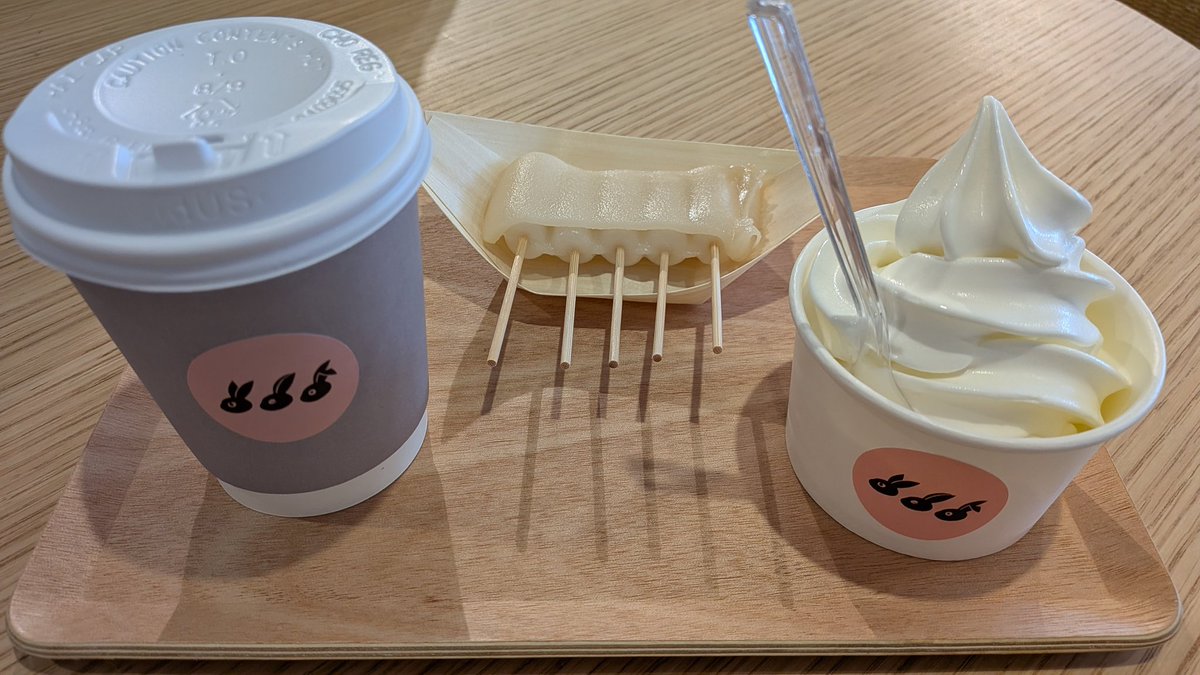 ken_s_world's tweet photo. 優雅な休日のカフェタイム。
ランチ後、熊野大社近くに昨年末オープンした、総合施設内のカフェで、ソフトクリームとお団子コーヒーセットを頂く。
お団子は、トッポギに白あんを乗せたような感じです。
今日は結婚披露宴もあったようで、新郎新婦さんもいました。
#南陽市
#熊野大社
#カフェ巡り https://t.co/PW67noCSD2
