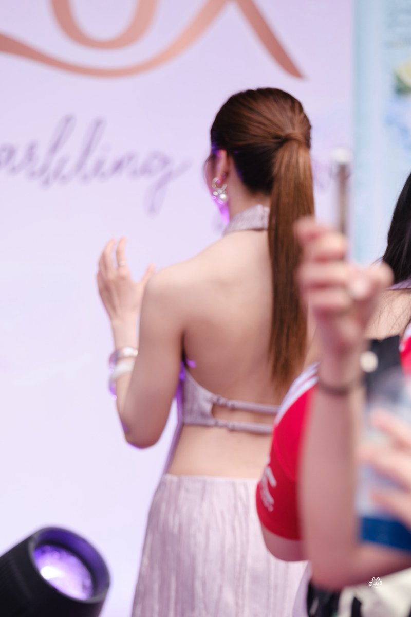 ชุดอะไรเห้ยยยย

LUX GLOW WITH JUNE
#ลักส์เจลอาบน้ำบับเบิ้ลหอมเฟรช 
#หอมเฟรชแบบนี้ลักส์เลย #Junewanwimol