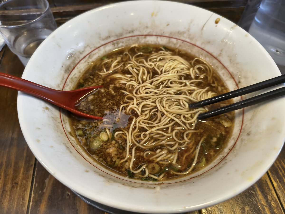 b_nn3a's tweet photo. 今日のお昼。久しぶりの訪問。ネギたっぷり食べたくて…替え玉も。替え玉は細麺なのは初めて知ったというより初めて頼んだ。美味かった😋ご馳走様でした🙏
 #今治市  #ラーメン  #骨太味覚桜井店 https://t.co/7u0HUmL5QU