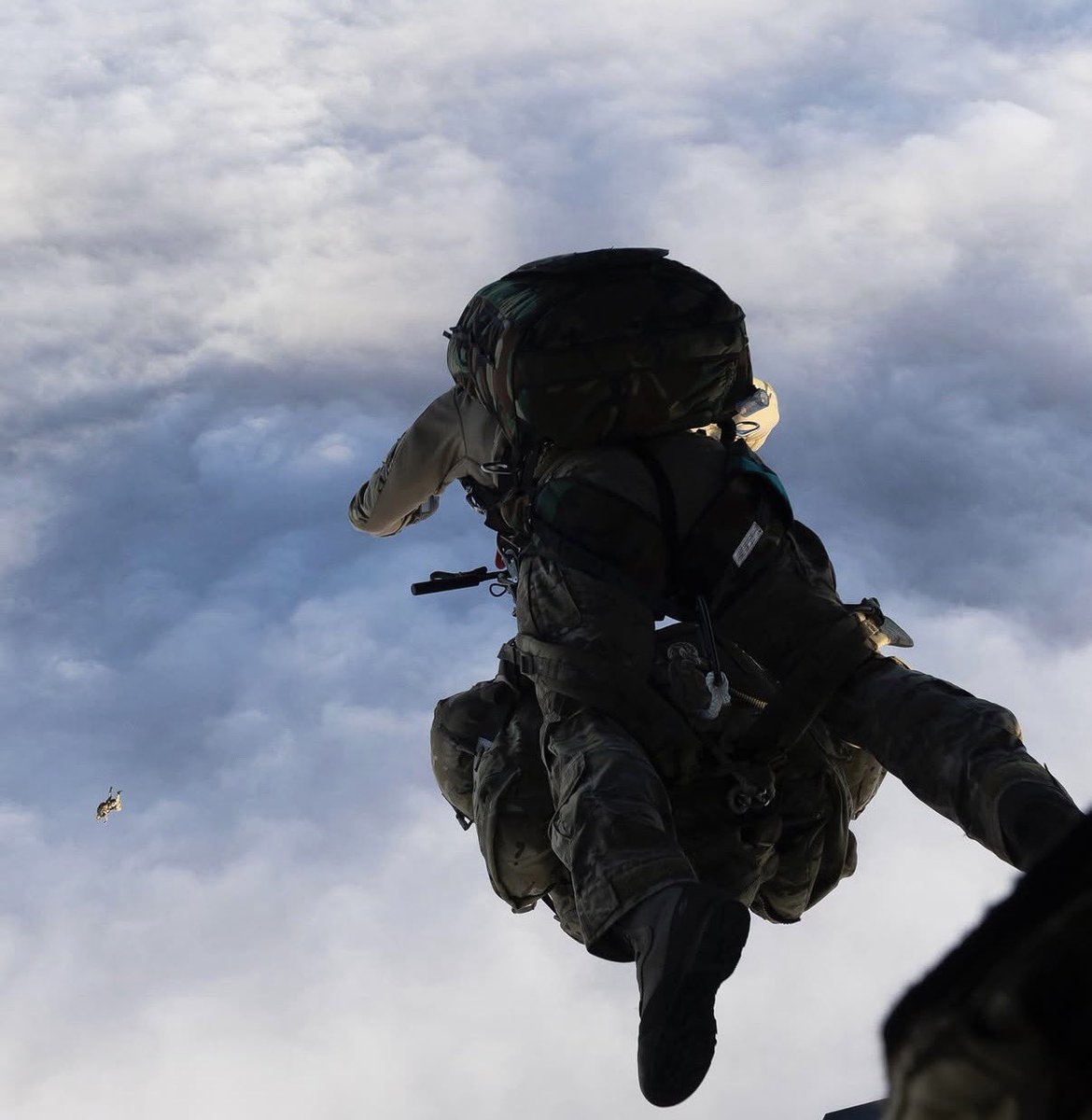 TheParachuteRegiment tweet media