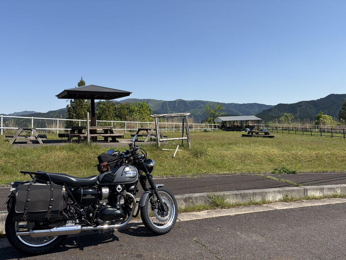 SlowLifeAndRide's tweet photo. 良い場所見つけた〜🤩
晴れた日の休憩ポイントに決定👍
高原っていいですよねー☺️
次は、弁当🍙持ってきたいなっ🤭
#w800 #バイク好きと繋がりたい https://t.co/pAyrUaT2UN