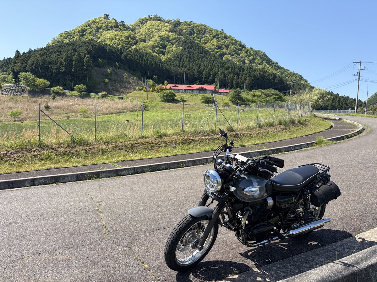 SlowLifeAndRide's tweet photo. 良い場所見つけた〜🤩
晴れた日の休憩ポイントに決定👍
高原っていいですよねー☺️
次は、弁当🍙持ってきたいなっ🤭
#w800 #バイク好きと繋がりたい https://t.co/pAyrUaT2UN