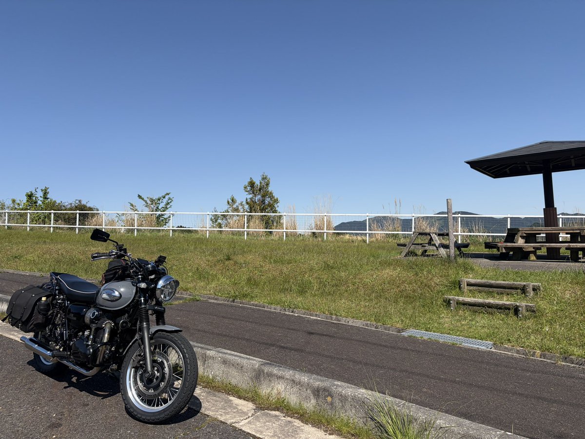 SlowLifeAndRide's tweet photo. 良い場所見つけた〜🤩
晴れた日の休憩ポイントに決定👍
高原っていいですよねー☺️
次は、弁当🍙持ってきたいなっ🤭
#w800 #バイク好きと繋がりたい https://t.co/pAyrUaT2UN