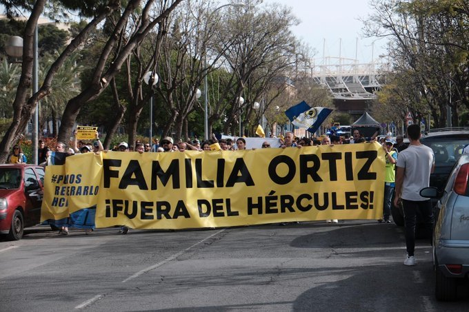 herculanisme's tweet photo. És hora de tornar a fer-ho. Si ell és cabut, nosaltres més. 

Tornem a assenyalar-te. Fins que te'n vages. Fins que puguem  ser feliços sent de l'Hèrcules. https://t.co/5D4gS4BNoP