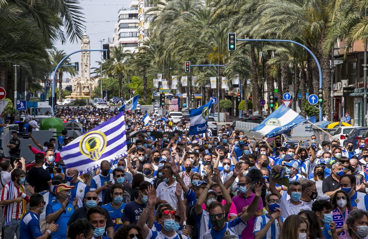 herculanisme's tweet photo. És hora de tornar a fer-ho. Si ell és cabut, nosaltres més. 

Tornem a assenyalar-te. Fins que te'n vages. Fins que puguem  ser feliços sent de l'Hèrcules. https://t.co/5D4gS4BNoP