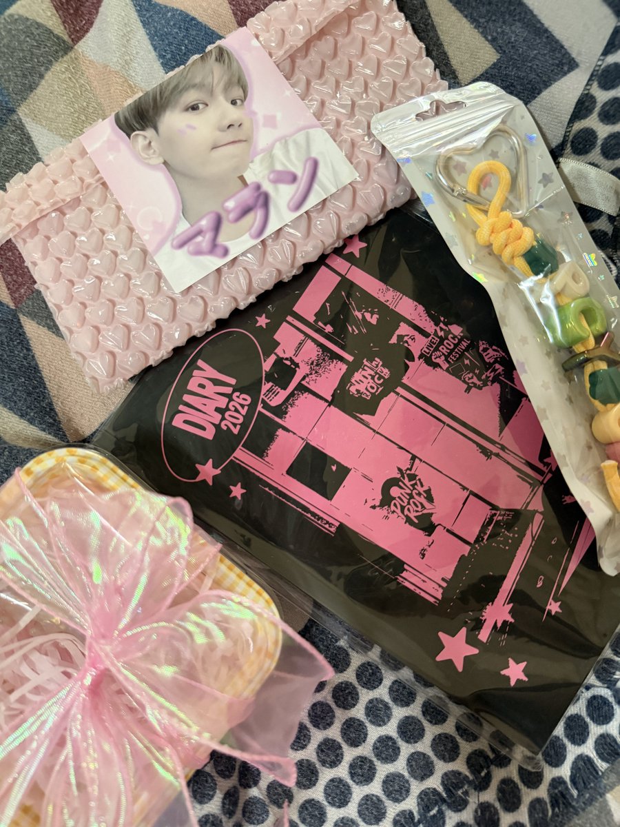 กรี๊ดดดดด ได้รับของแล้วค่ะ เราตกใจมาก ทำไมกล่องใหญ่ ของแจกจริงมั้ยคะ ของแถมเยอะมาก 😭😭😭 ขอบคุณมากๆๆเลยค่ะ #reviewให้PG
