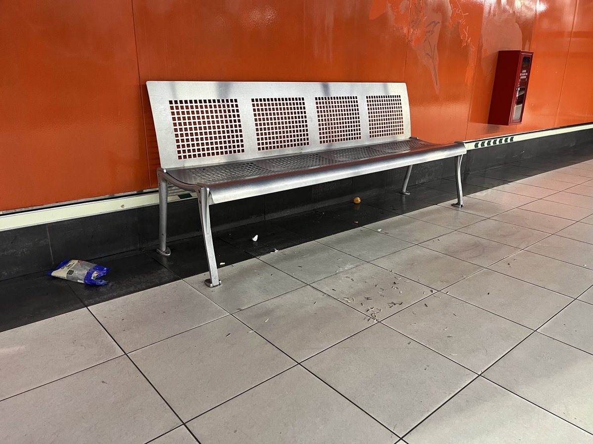 diegobravo67's tweet photo. No es cuestión de que no haya servicio de limpieza en el Metro. Es cuestión de que los viajeros sean cívicos y respetuosos con los demás; no tires al suelo las cáscaras de pipas, no tires al suelo la bolsa de dichas pipas, si se te cae al suelo un níspero, recógelo... https://t.co/qPRPp3Cc2r
