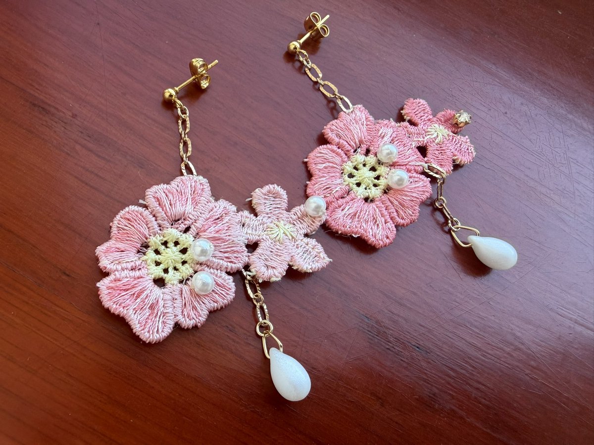 花刺繍ピアスが完成いたしました🌸 画像は試作品となりますが、同様の