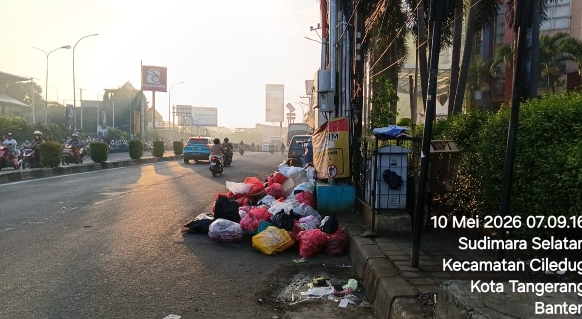 PenWkr's tweet photo. Satgas Sampah Koramil 04/Ciledug, Kodim 0506/Tgr bersama DLHK Kota Tangerang bersih bersih sampah di Jalan Raden Fatah Kelurahan Sudimara Selatan Kecamatan Ciledug, Kota Tangerang, Minggu (10/05/2026).
#Korem052Wkr
#Kodim0506Tangerang
#Koramil04Ciledug
#SatgasSampah https://t.co/7bl5mkpbZQ