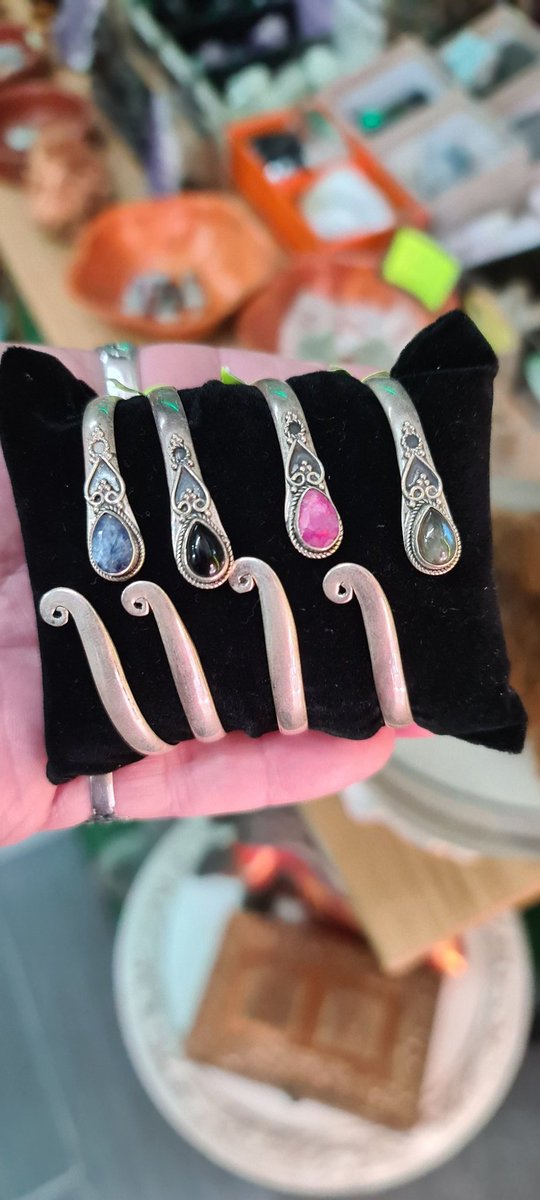 decoretnia's tweet photo. En Decoretnia Benidorm y Nucia una Gran variedad de #Pulserapiedranartural hechas en plata 925
Que las piedras llenen tu vida de #Alegria #Protección #Prosperidad 
Crea cosas Bonitas en tu Vida🌈🌈🌈
Namaste 🙏 🕉 🌈 
Tlf.608804752 WhatsApp https://t.co/rgcNywpBKi https://t.co/w2JfH72eV0