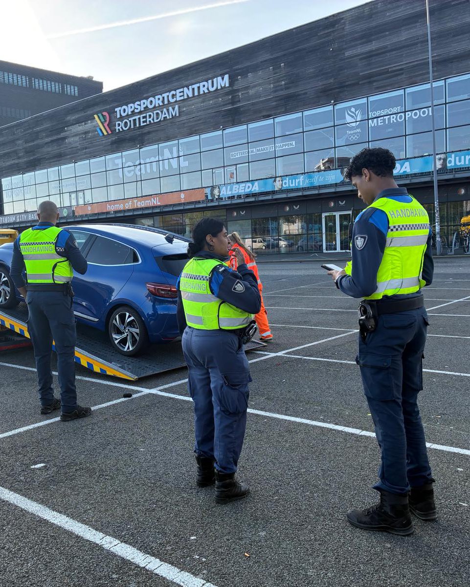 Handhaving_010's tweet photo. Voordat vanmiddag de Eredivisie-voetbalwedstrijd ⚽️ Feyenoord tegen AZ start, moet het #Parkeerterrein #DeKuip leeg. In alle vroegte haalden we 10 auto’s weg samen met het #Sleepbedrijf. 
Info: https://t.co/ZxHbwSNjfO https://t.co/MTAIqHYEdn