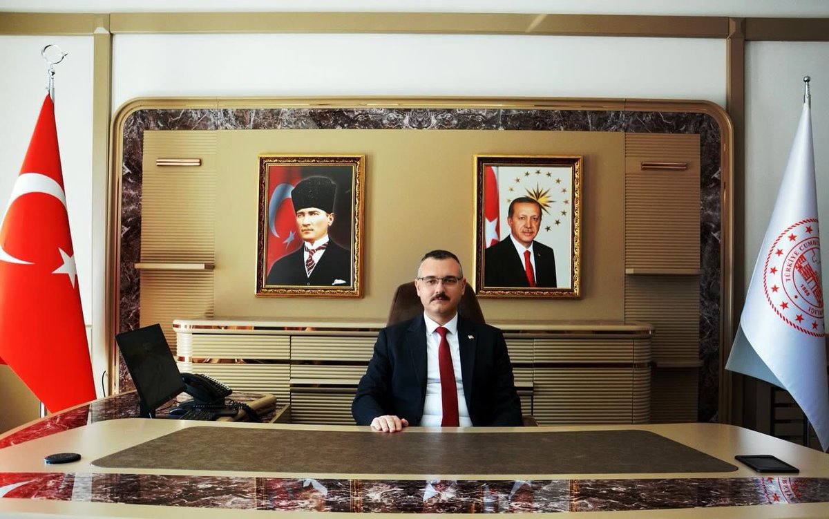 TCBoyabat's tweet photo. Kaymakamımız Sayın Enver Yılmaz’ın Anneler Günü Mesajı 

Karşılıksız sevginin, sonsuz fedakârlığın, merhamet ve şefkatin en yüce temsilcileri olan annelerimiz; hayatımızın en kıymetli hazinesi, toplumumuzun ise temel direğidir. İlk nefesimizden itibaren sevgisiyle bizleri kuşatan, sabrı ve özverisiyle yolumuzu aydınlatan annelerimiz; milli ve manevi değerlerimizi geleceğe taşıyan en değerli varlıklarımızdır.

Aile yapımızın temelini oluşturan annelerimiz; sevgi, emek ve fedakârlıklarıyla sadece bir evladı değil, aynı zamanda geleceğimizi de şekillendirmektedir. İlk öğretmenimiz, ilk rehberimiz ve hayat boyu en büyük destekçimiz olan annelerimiz; yetiştirdikleri bilinçli, ahlaklı ve vatanına bağlı nesillerle ülkemizin yarınlarına ışık tutmaktadır.

Hayatın tüm yükünü büyük bir sabır ve metanetle omuzlayan annelerimiz; aile içinde birlik ve beraberliğin korunmasında, sevgi, saygı ve hoşgörü ortamının güçlenmesinde vazgeçilmez bir role sahiptir. Kültürümüzün, geleneklerimizin ve manevi değerlerimizin nesilden nesile aktarılmasında annelerimizin emeği ve gayreti daima özel bir yere sahip olacaktır.

Anneler Günü; annelerimize duyduğumuz sevgi, saygı ve minneti ifade etmek adına önemli bir vesiledir. Onların kıymetini sadece bir gün değil, hayatımızın her anında bilmek; emeklerine layık evlatlar olmak hepimizin en önemli sorumluluğudur.

Bu anlamlı günde; vatanımız uğruna canlarını feda eden aziz şehitlerimizin bizlere emaneti olan kıymetli şehit annelerimiz ile kahraman gazilerimizin fedakâr anneleri başta olmak üzere, tüm annelerimiz en büyük saygı ve minneti hak etmektedir. Gösterdikleri sabır, metanet ve fedakârlık milletimizin gönlünde daima müstesna bir yere sahip olacaktır.

Bu duygu ve düşüncelerle; sevgi, şefkat ve emekleriyle hayatımıza anlam katan tüm annelerimizin Anneler Günü’nü en içten duygularımla kutluyor; sağlık, huzur, mutluluk ve esenlik dolu bir ömür diliyorum.

Ebediyete irtihal etmiş tüm annelerimizi rahmet ve minnetle yad ediyorum.

Enver YILMAZ 
Kaymakam