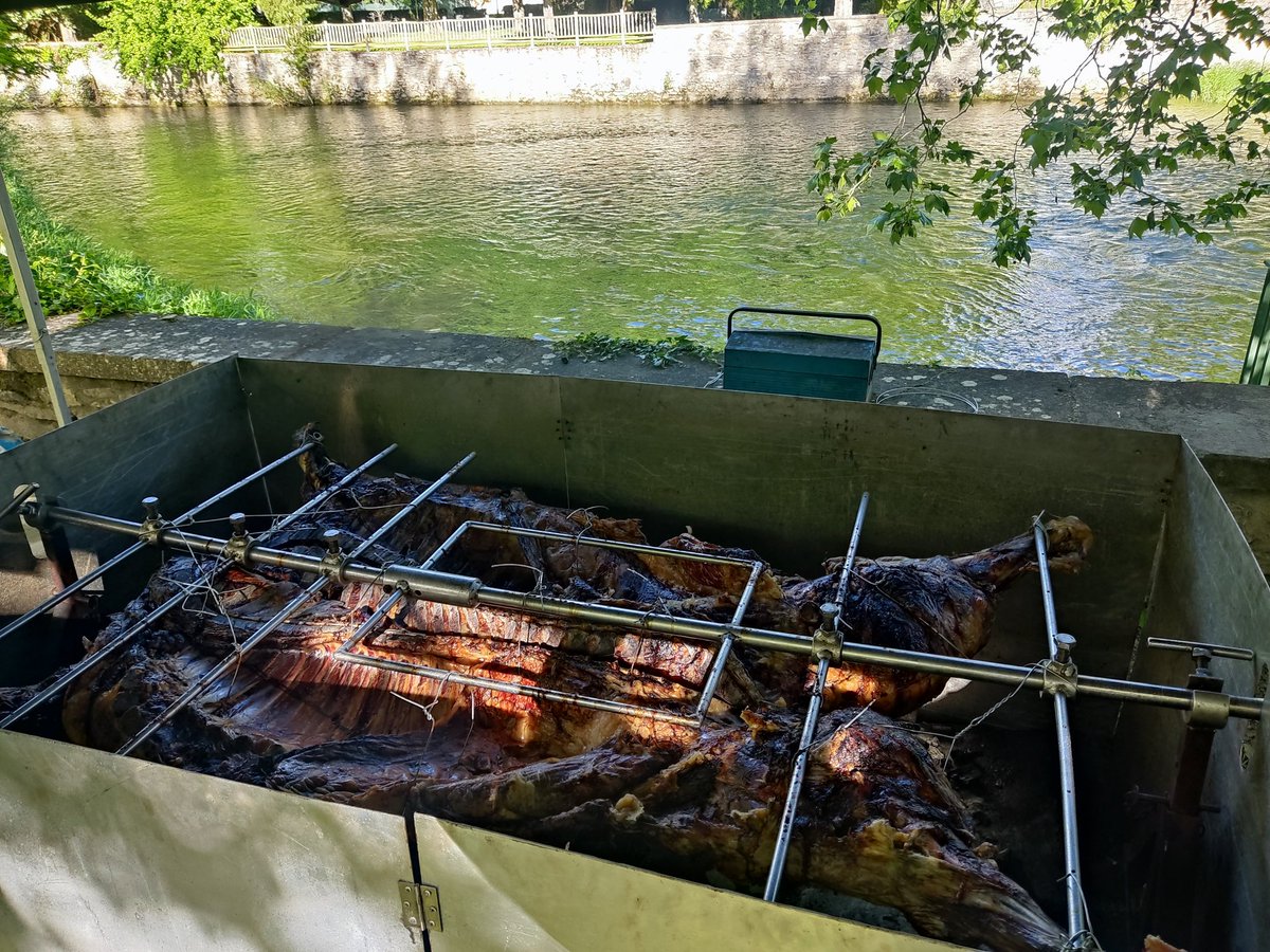 Edu_FdP's tweet photo. Hoy ha amanecido (que no es poco...) un día espléndido en Kuartango.
 Día fenomenal para la Feria del Perretxiko y la Vaca Terreña. Ya está casi todo preparado, incluida la exquisita Txahala de Gillarte que lleva asando toda la noche el gran Carlos Ibarrondo. https://t.co/1oVJnqGXGv