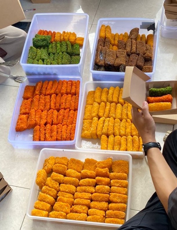 ahyarezqi's tweet photo. Guys beli risol ak, 5k/pcs https://t.co/oiIEOqSLQh