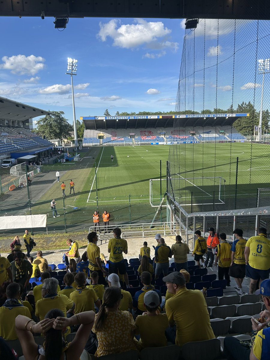 sochactualites's tweet photo. Déplacement à Châteauroux 🟡🔵

Quand j’entends des supporters de Marseille ou de Paris dire qu’ils ont pas le droit au bonheur je me tape une sacrée barre vu nos saisons depuis 12 ans https://t.co/CVu25RJ3Zb