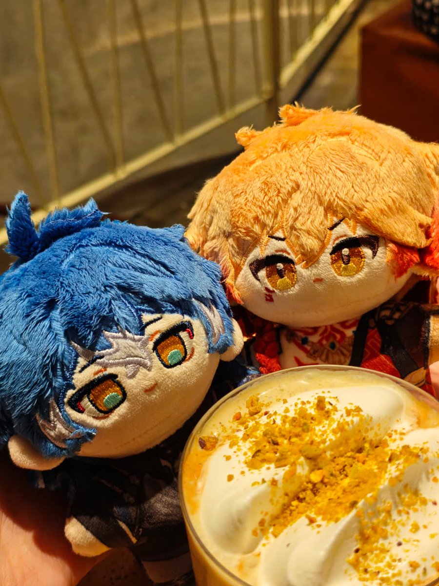 sjsr's tweet photo. yesterday deyi&amp;&amp;&amp;flinse had a lovely date tgt! 🍎 >___𖹭 https://t.co/H1nEP4OxqU
