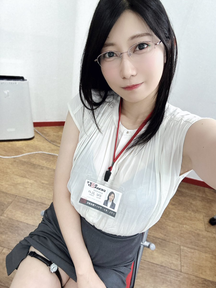 5/10はメイドの日みたいです。
ご主人様にいっぱいご奉仕する日なのでしょうか？
秘書の日がありましたら教えてくださいね。

本日もお疲れさまです、明日からも頑張りましょう。 https://t.co/iFaedydD1P