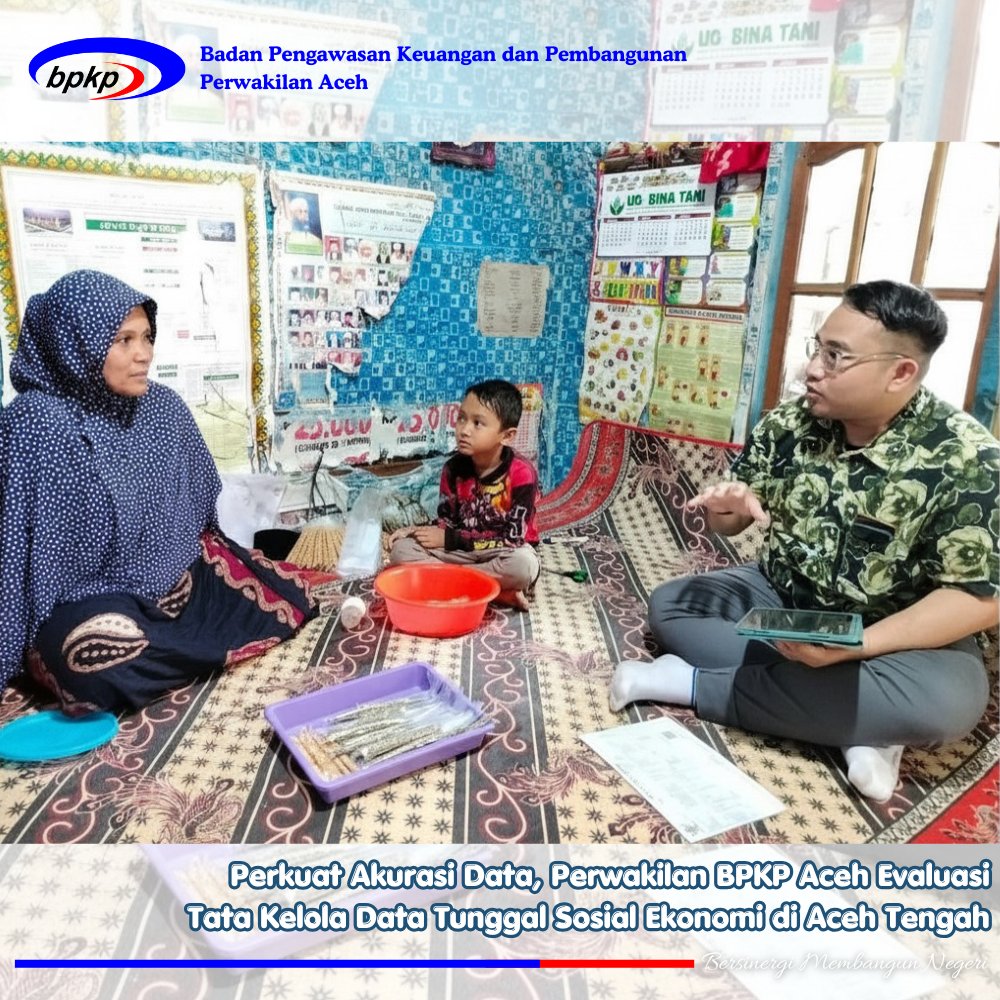 bpkp_aceh's tweet photo. Hai Sobwas Mandum!

Koordinator Pengawasan Bidang Instansi Pemerintah Pusat (IPP) Perwakilan BPKP Aceh, Yuspiardi, turun langsung memimpin tim dalam meninjau proses integrasi dan validasi data penerima bantuan di Kabupaten Aceh Tengah. Evaluasi ini fokus pada sinkronisasi data daerah dengan pusat agar tidak terjadi tumpang tindih maupun salah sasaran dalam distribusi bantuan sosial.
"Keakuratan data adalah kunci utama efektivitas program pemerintah. Kami hadir untuk memastikan sistem tata kelola data di Aceh Tengah berjalan transparan, akuntabel, dan terus diperbarui secara berkala," ujar Yuspiardi dalam kunjungannya.

Langkah BPKP Aceh dalam mengevaluasi tata kelola data di Aceh Tengah ini merupakan langkah krusial. Masalah klasik dalam penyaluran bantuan sosial seringkali bukan pada kurangnya dana, melainkan pada "error of inclusion" (orang mampu menerima bantuan) dan "error of exclusion" (orang miskin terlewatkan).

Kegiatan evaluasi ini tidak hanya menjadi agenda tunggal BPKP, melainkan wujud kolaborasi lintas sektoral yang kuat. Hadir dalam pertemuan tersebut Kepala BPS Kabupaten Aceh Tengah, Kepala Dinas Sosial Aceh Tengah, serta Kepala BAPPEDA Aceh Tengah. Kehadiran para pimpinan instansi ini menegaskan komitmen daerah dalam menyelaraskan perencanaan pembangunan dengan basis data statistik yang valid.

Selain unsur pimpinan, peran ujung tombak di lapangan juga menjadi sorotan utama dengan hadirnya Ketua Koordinator PKH Aceh Tengah beserta seluruh tim Pendamping PKH. Keterlibatan tim pendamping ini dinilai vital, mengingat mereka adalah pihak yang berinteraksi langsung dengan Masyarakat.

Melalui pendampingan ini, Pemerintah Kabupaten Aceh Tengah diharapkan mampu memitigasi risiko administrasi dan meningkatkan kualitas pelayanan publik melalui sistem "Satu Data" yang lebih solid dan terintegrasi secara nasional.

#hadirbermanfaat
