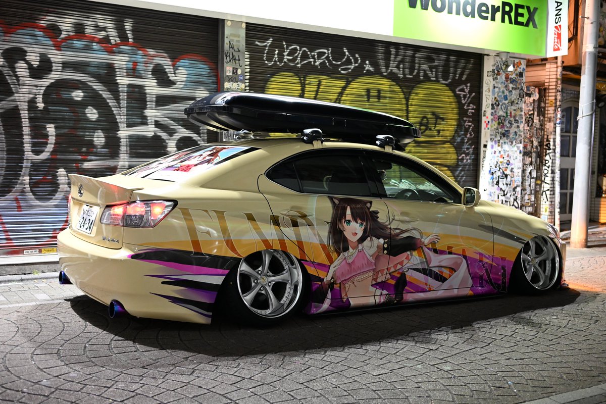 ssRodo_217's tweet photo. 「おはにゃー！ナンいかが？」

踊り子衣装の文野環痛車になりました！

ボディカラーはイメージカラーの#EBDDB4でフルラッピング
リアガラスにはフミ様にも友情出演してもらってます🫰
#のらねっこあら #フミ絵 #ふみのとふみ #猫しcar勝たん

↓ご協力いただいた方々はツリーへ↓ https://t.co/owUxWJg1Hx