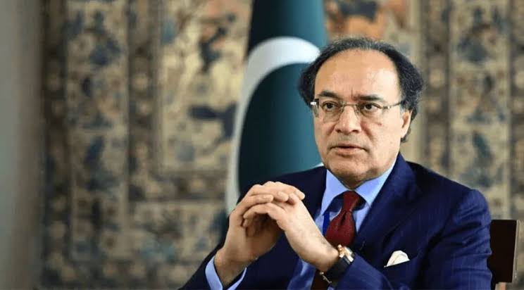 MAzfarAhsan's tweet photo. Pakistan will issue its first Panda Bond next week, marking entry into Chinese capital markets. The USD 250mn debut tranche, backed by ADB and AIIB, is part of a planned USD 1bn program &amp; a key step in external financing diversification.

https://t.co/hgfE1A4foa

@Financegovpk https://t.co/SQSmuzc1W3