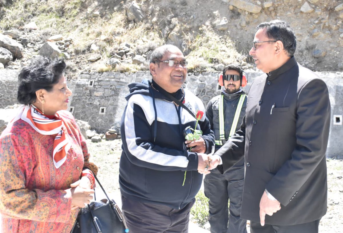 cdo_chamoli's tweet photo. संसदीय स्थायी समिति के अध्यक्ष और सदस्यों ने किए श्री बदरीनाथ धाम के दर्शन, मास्टर प्लान कार्यों की सराहना की

माननीय अध्यक्ष बृज लाल, कार्मिक, लोक शिकायत, विधि एवं न्याय से संबंधित विभागीय संसदीय स्थायी समिति, सदस्यीय प्रतिनिधिमंडल के साथ रविवार को श्री बदरीनाथ धाम पहुंचे। https://t.co/8SihbSCOgF