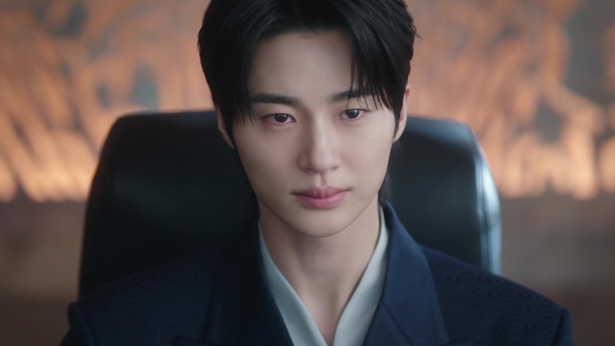 The symbolism of including the Irworobongdo when Lee Ahn is about to become a king and HJ his queen is incredible.
The sun represents the king as the yang, while the moon represents the queen as the yin; the two principles which make the universe work in balance.
#PerfectCrown