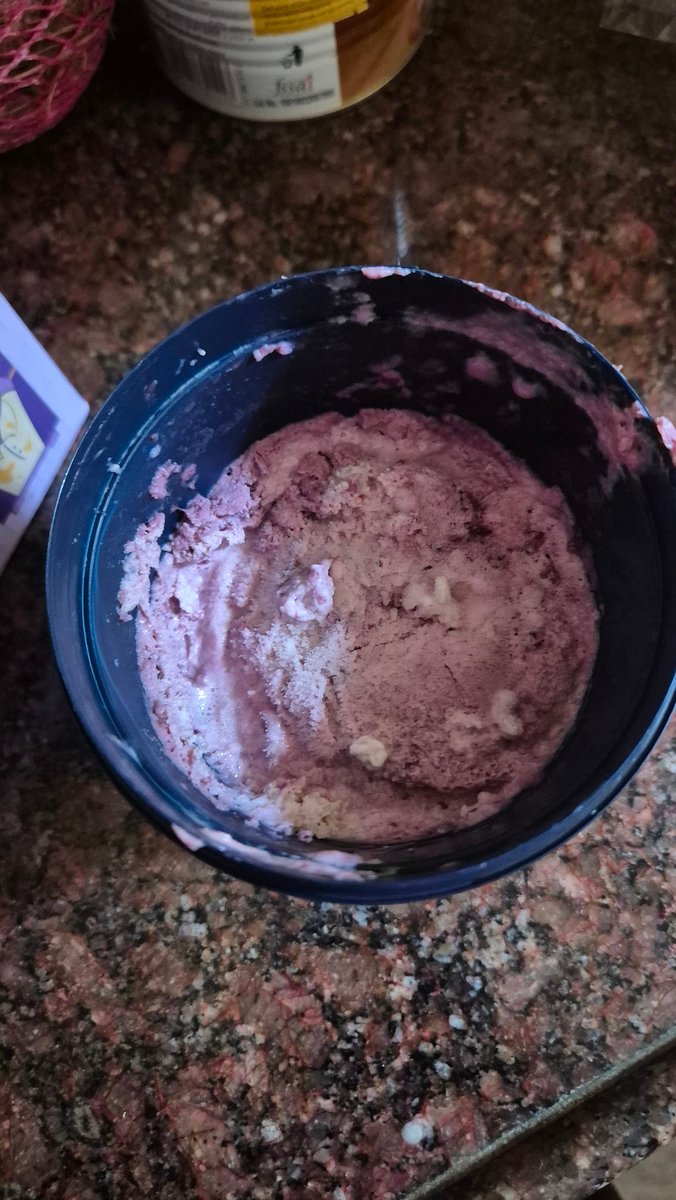 powerpopbutt's tweet photo. Bro 😭🙏 my ice cream arrived already half eaten from zepto, WTF https://t.co/mgcjHkwbC2