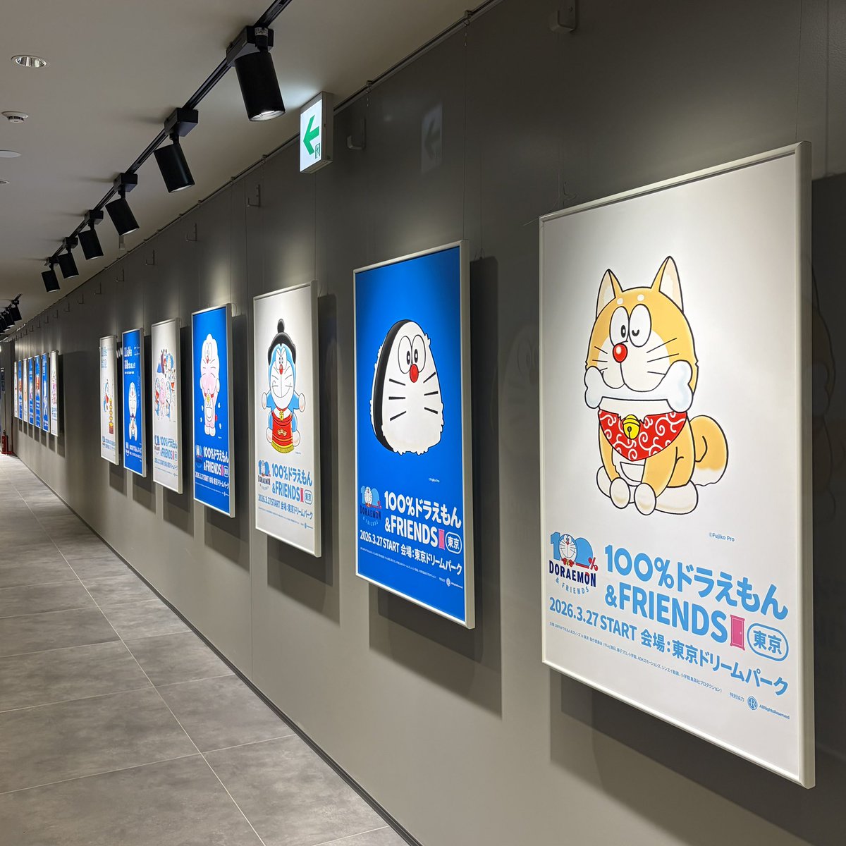 rd_oaemon's tweet photo. 100ドラin東京、会場の様子。
展示会場は出入り口もわくわくが止まりません！
東京ドリームパークの透明LED、日中も見ましたがやはり夜が綺麗です。動画は風の音が大きいのでご注意ください…🙇‍♂️

#あつまれ100ドラ東京
#100ドラ
#ドラえもん
#東京ドリームパーク
#ドラえもん好きと繋がりたい https://t.co/wdQB6IJwrI