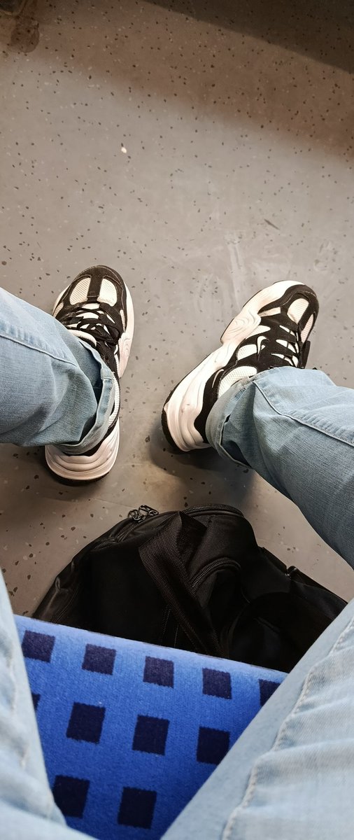 CashmasterArtek's tweet photo. Meine Reise beginnt wieder , erster Ort Lübeck 😎 später Hamburg ��� Nach der Zugfahrt die Füße massiert zu kriegen ... Aber du bist nicht da #findom #cashmaster #geldherr #paypig #humanatm https://t.co/mHZS1yNCls