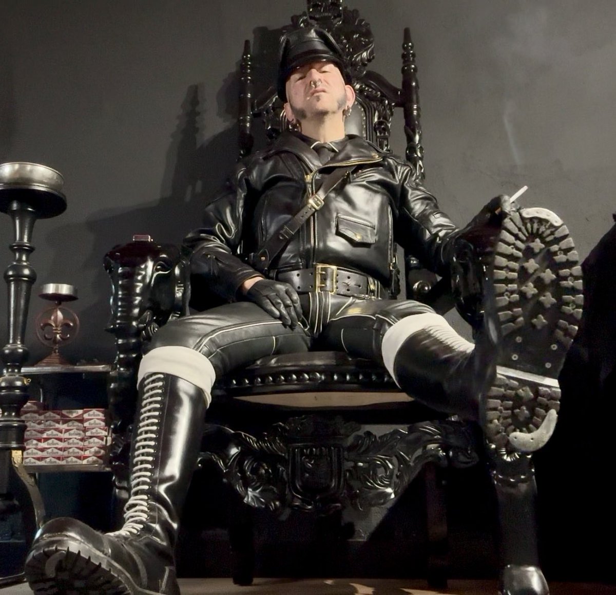 THEPrincePunk's tweet photo. Bootlicking time. Crawl! https://t.co/GFN47H6G4i