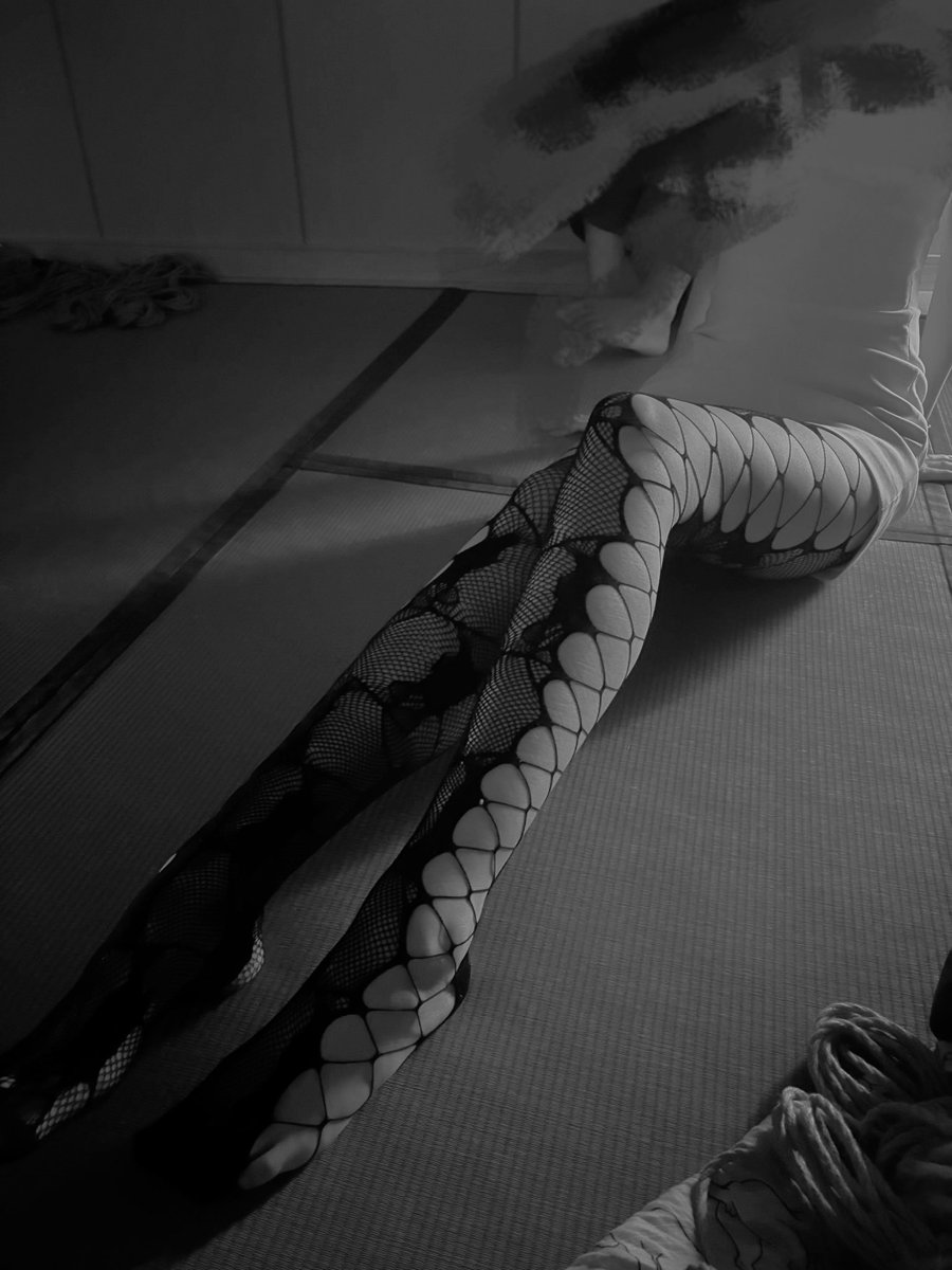Vespera_AAA's tweet photo. 🐚

R：@Kuma_shibari 
V：darkpeach
#shibari #紧缚 https://t.co/OEE7iTUtTX
