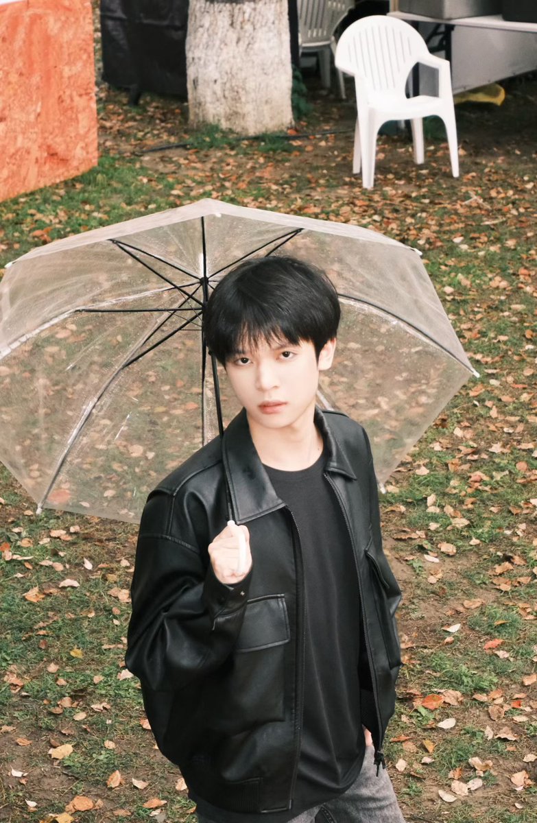 bryceischill's tweet photo. make it through the rain☂️ https://t.co/NYBALBh5DQ